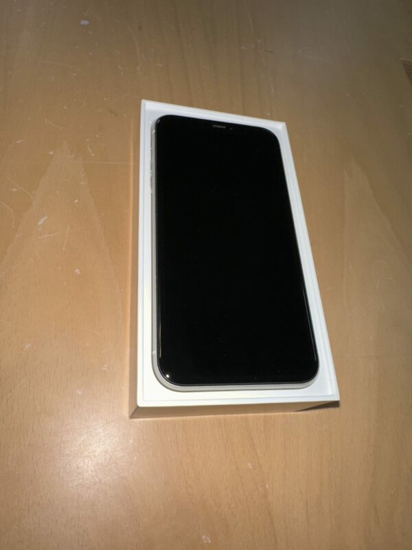 iPhone 11 White 64gb 2.JPG